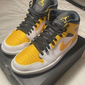 Air Jordan 1 Mid University Gold